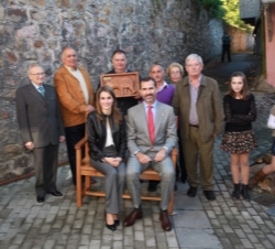 Sus Altezas Reales los Príncipes de Asturias con unos vecinos de la localidad de Teverga premiada como Pueblo Ejemplar